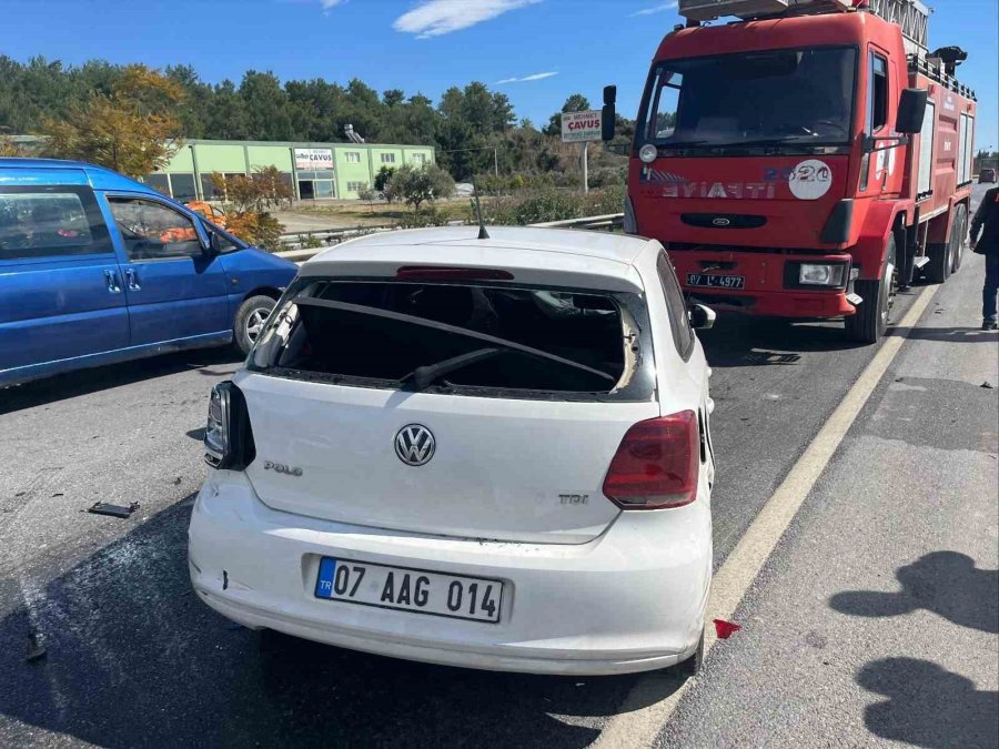 Manavgat’ta 3 Aracın Karıştığı Zincirleme Kazada 1 Kişi Yaralandı