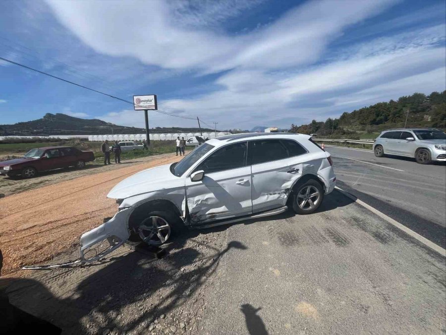 Manavgat’ta 3 Aracın Karıştığı Zincirleme Kazada 1 Kişi Yaralandı