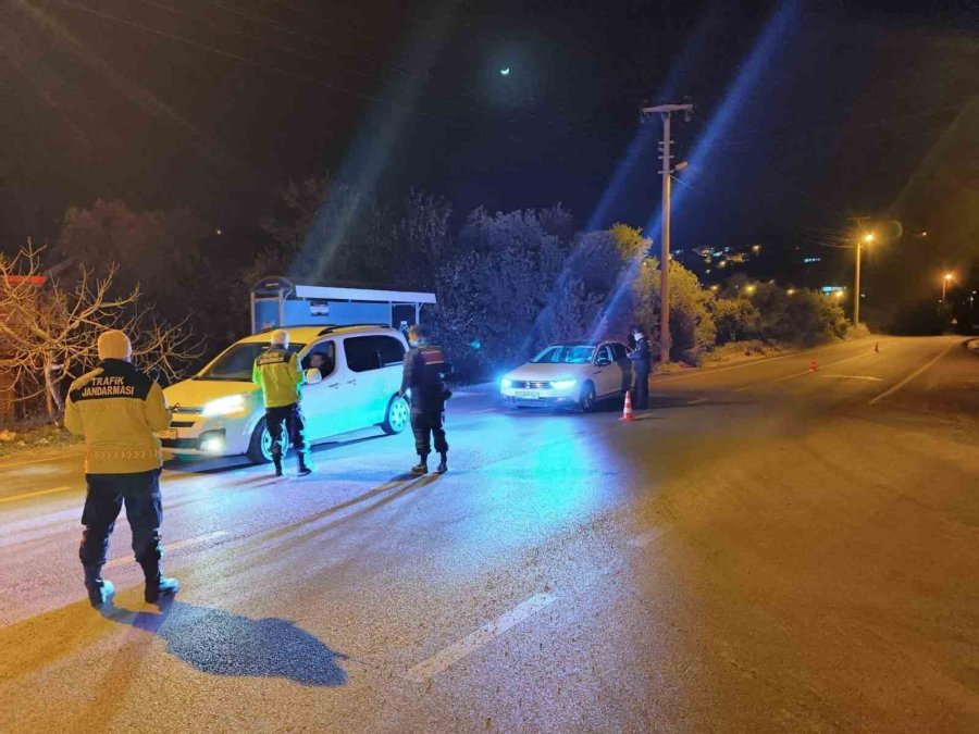 Mersin’de Jandarmadan Trafik Ve Asayiş Uygulaması