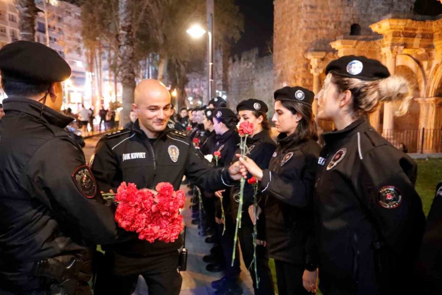 Antalya’da 8 Mart’ta Görev Yapan Kadın Polislere Karanfil