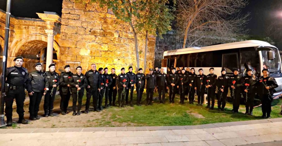 Antalya’da 8 Mart’ta Görev Yapan Kadın Polislere Karanfil