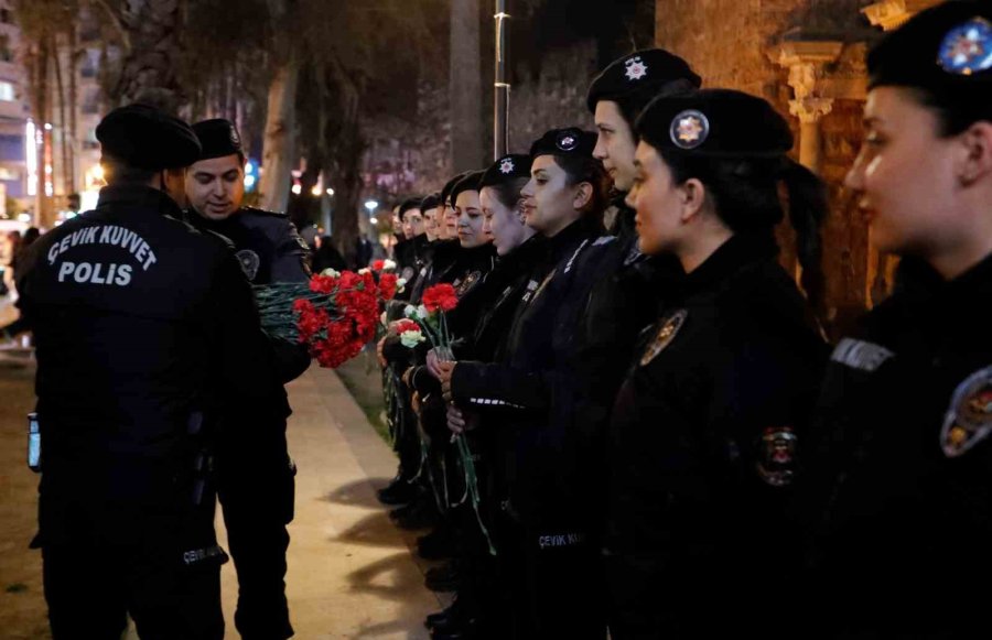 Antalya’da 8 Mart’ta Görev Yapan Kadın Polislere Karanfil