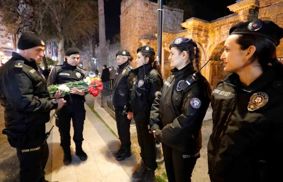 Antalya’da 8 Mart’ta Görev Yapan Kadın Polislere Karanfil