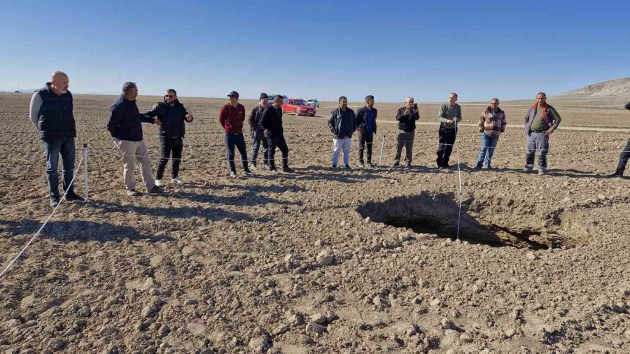 Tarlada 10 Metre Genişliğinde Obruk Oluştu