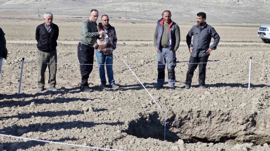 Tarlada 10 Metre Genişliğinde Obruk Oluştu