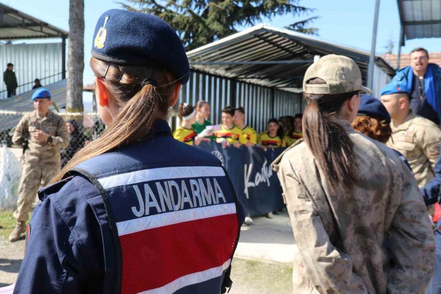 Kadın Jandarma, Kadın Futbol Takımının Maçında Güvenliği Sağlayıp Bilgilendirdi