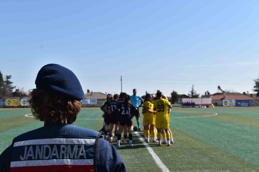 Kadın Jandarma, Kadın Futbol Takımının Maçında Güvenliği Sağlayıp Bilgilendirdi