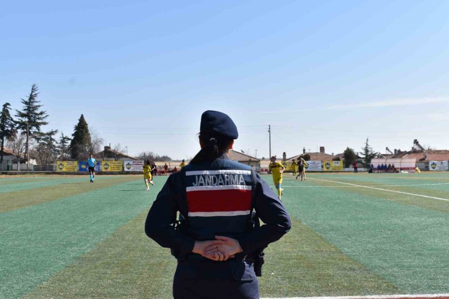 Kadın Jandarma, Kadın Futbol Takımının Maçında Güvenliği Sağlayıp Bilgilendirdi