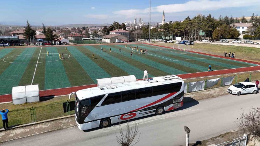 Cezalı Kadın Teknik Direktör, Takım Otobüsünün Üzerinde Oyuncularına Taktik Verdi