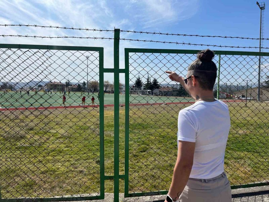 Cezalı Kadın Teknik Direktör, Takım Otobüsünün Üzerinde Oyuncularına Taktik Verdi