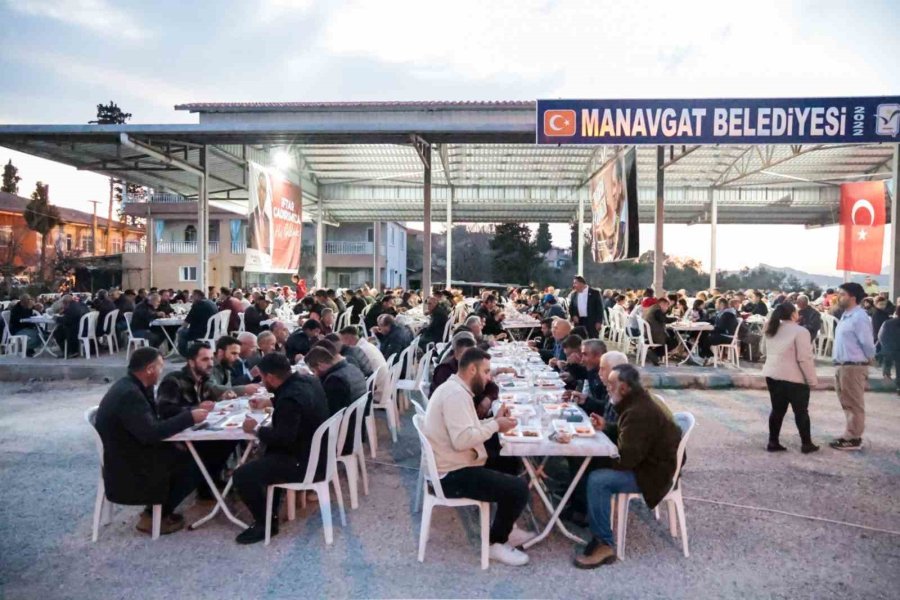 Manavgat Belediyesi’nden Gündoğdu Mahallesi’nde İftar Sofrası