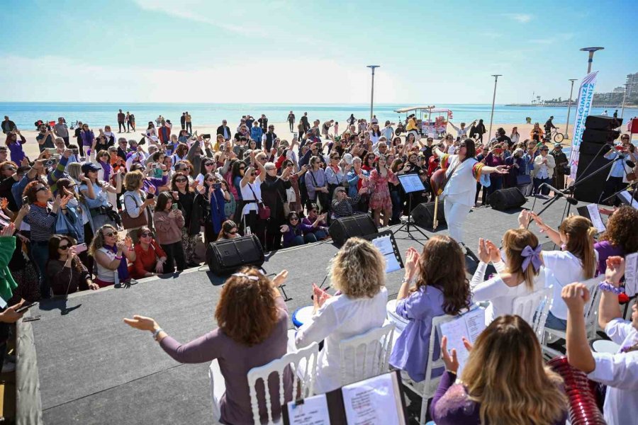 Mersin’de Kadınlar ’kadınlar Günü’nü Kutladı