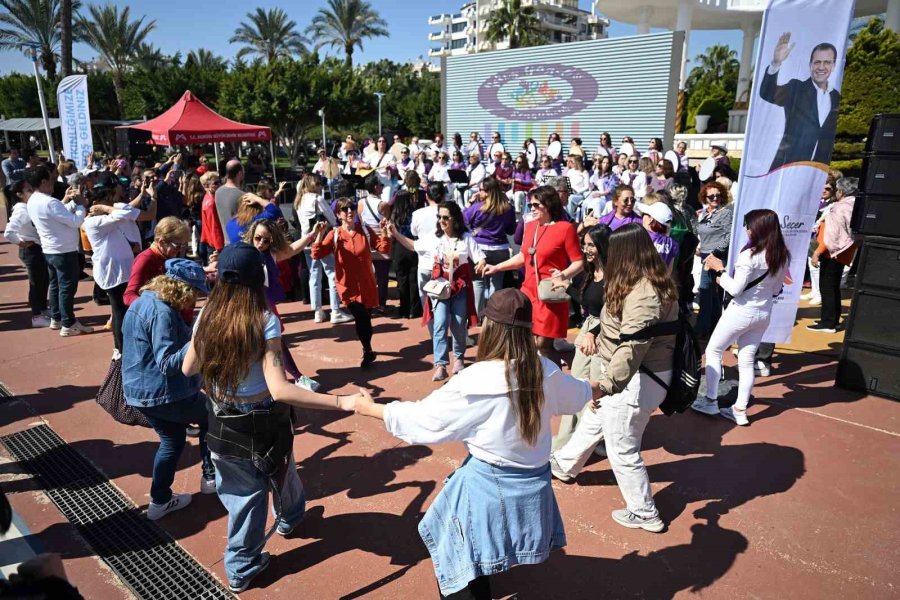 Mersin’de Kadınlar ’kadınlar Günü’nü Kutladı