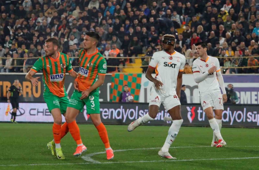 Trendyol Süper Lig: Corendon Alanyaspor: 1 - Galatasaray: 0 (ilk Yarı)