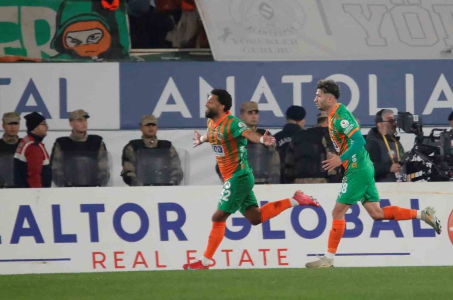 Trendyol Süper Lig: Corendon Alanyaspor: 1 - Galatasaray: 0 (ilk Yarı)