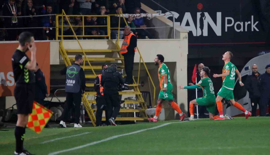 Trendyol Süper Lig: Corendon Alanyaspor: 1 - Galatasaray: 0 (ilk Yarı)