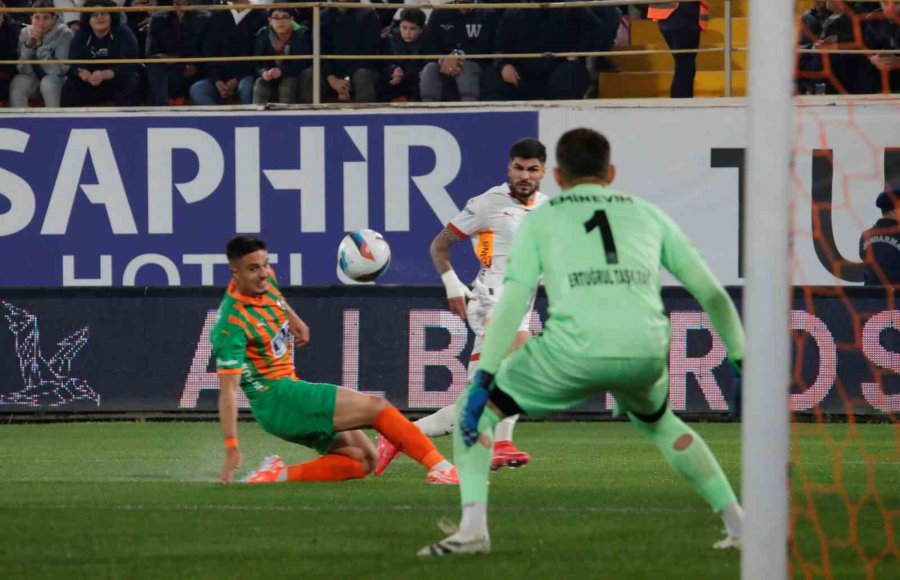 Trendyol Süper Lig: Corendon Alanyaspor: 1 - Galatasaray: 0 (ilk Yarı)