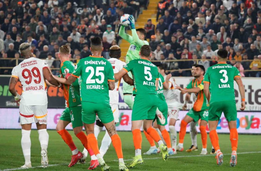 Trendyol Süper Lig: Corendon Alanyaspor: 1 - Galatasaray: 0 (ilk Yarı)