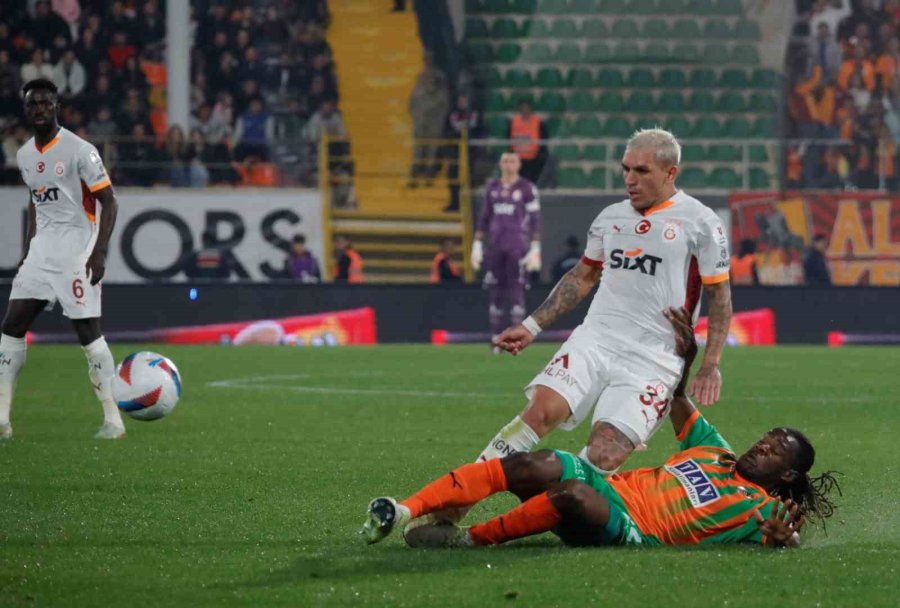 Trendyol Süper Lig: Corendon Alanyaspor: 1 - Galatasaray: 0 (ilk Yarı)