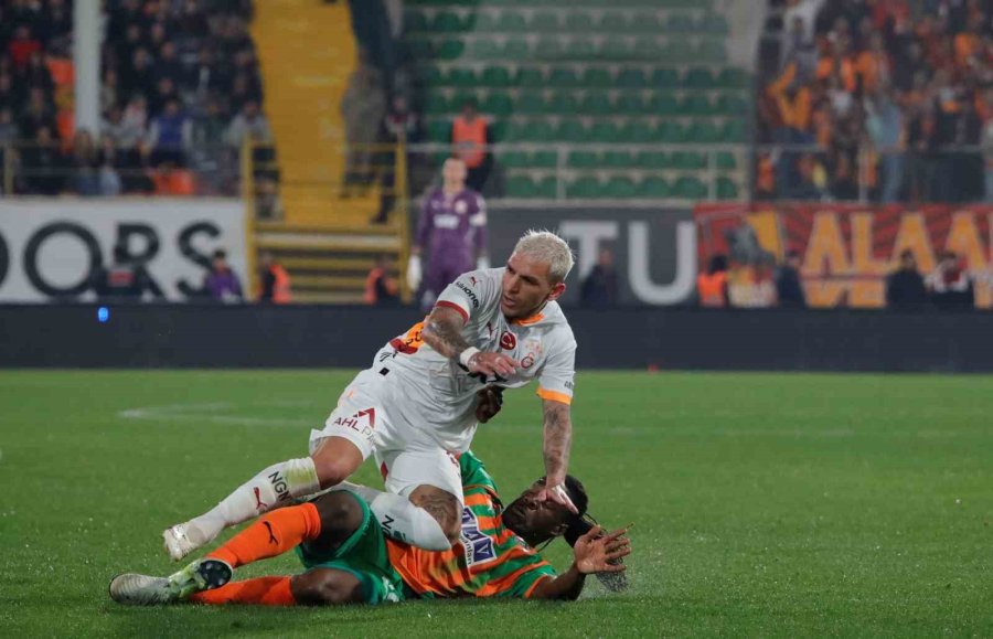 Trendyol Süper Lig: Corendon Alanyaspor: 1 - Galatasaray: 0 (ilk Yarı)