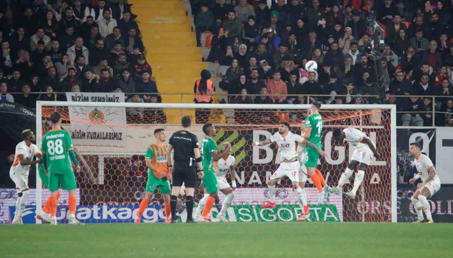 Trendyol Süper Lig: Corendon Alanyaspor: 1 - Galatasaray: 0 (ilk Yarı)