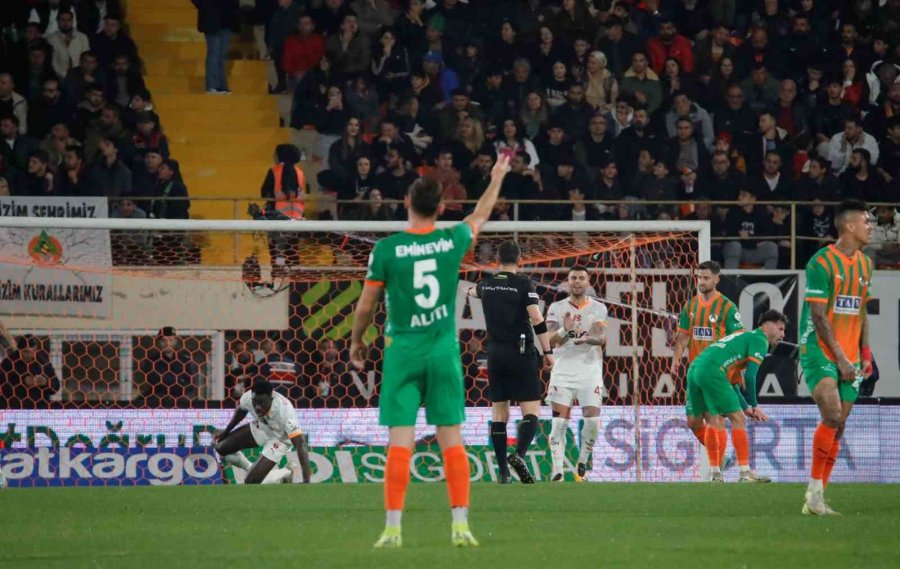 Trendyol Süper Lig: Corendon Alanyaspor: 1 - Galatasaray: 0 (ilk Yarı)