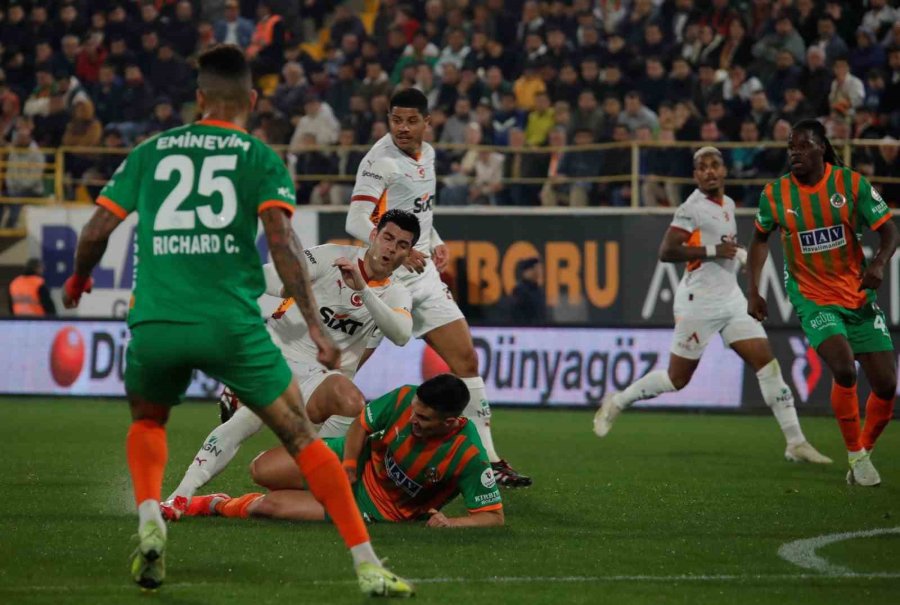 Trendyol Süper Lig: Corendon Alanyaspor: 1 - Galatasaray: 0 (ilk Yarı)