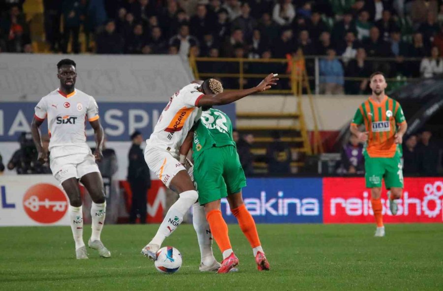 Trendyol Süper Lig: Corendon Alanyaspor: 1 - Galatasaray: 0 (ilk Yarı)