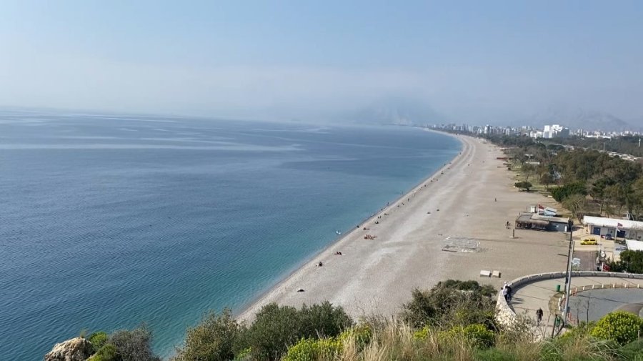 Falezlerden Atlamak İçin Ölümü Göze Aldı