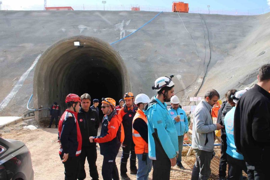 Hızlı Tren Şantiyesinde Kaya Düşmesi: 1 Ölü, 1 Yaralı