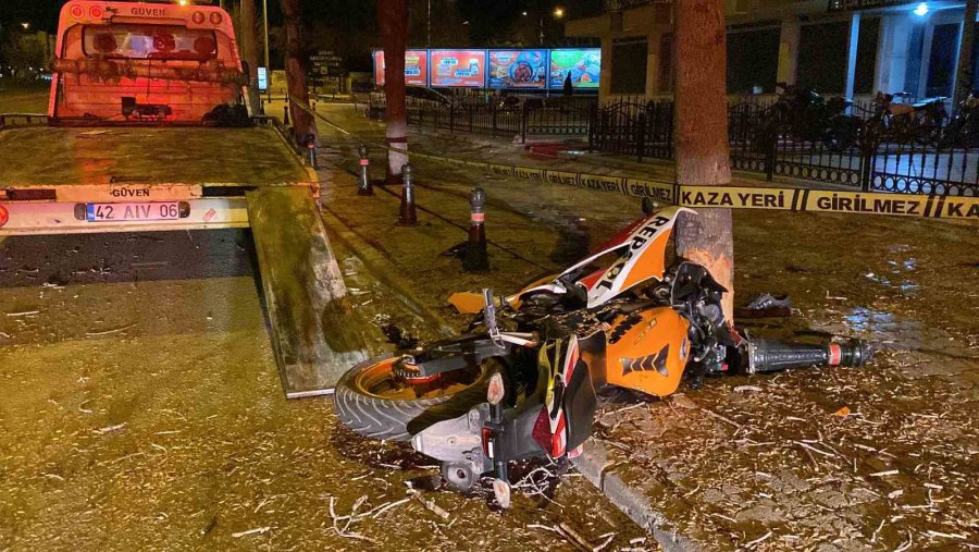 Konya’da Kontrolden Çıkan Motosiklet Ağaca Çarptı: 1’i Ağır 2 Yaralı