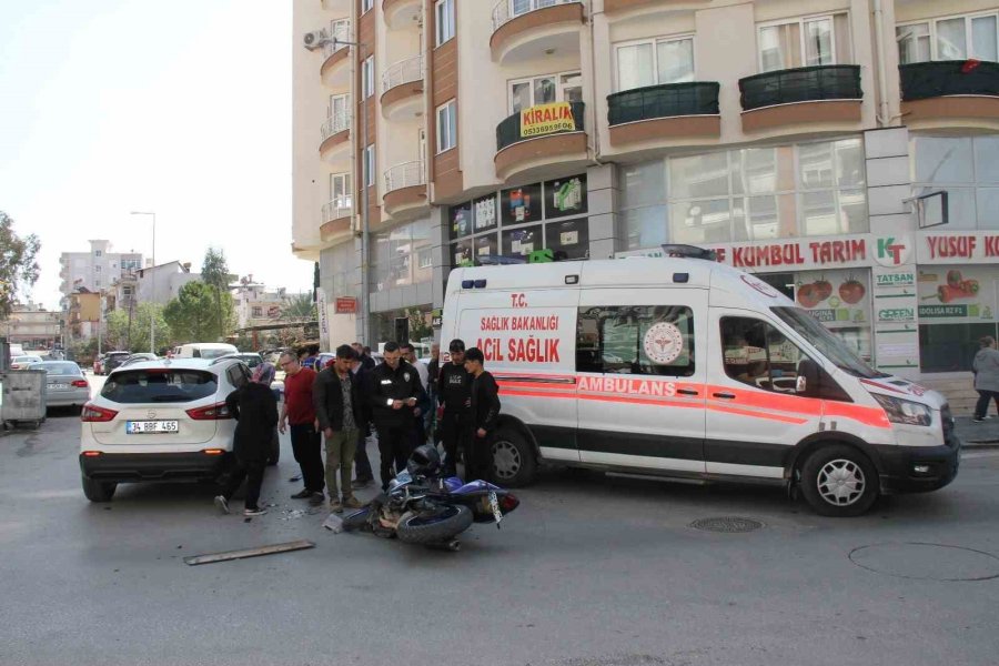 Motosiklet Sürücüsü Kazayı Hafif Sıyrıklarla Atlattı.