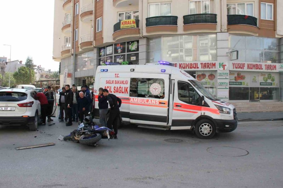 Motosiklet Sürücüsü Kazayı Hafif Sıyrıklarla Atlattı.