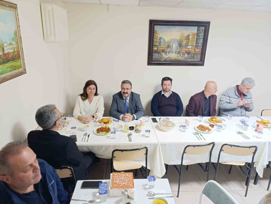 İl Sağlık Müdürü Bildirici, Hastane Personeliyle İftar Yapmayı Sürdürüyor