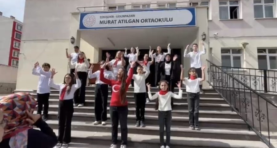 Öğrenciler İstiklal Marşı’nı İşaret Diliyle Okudu