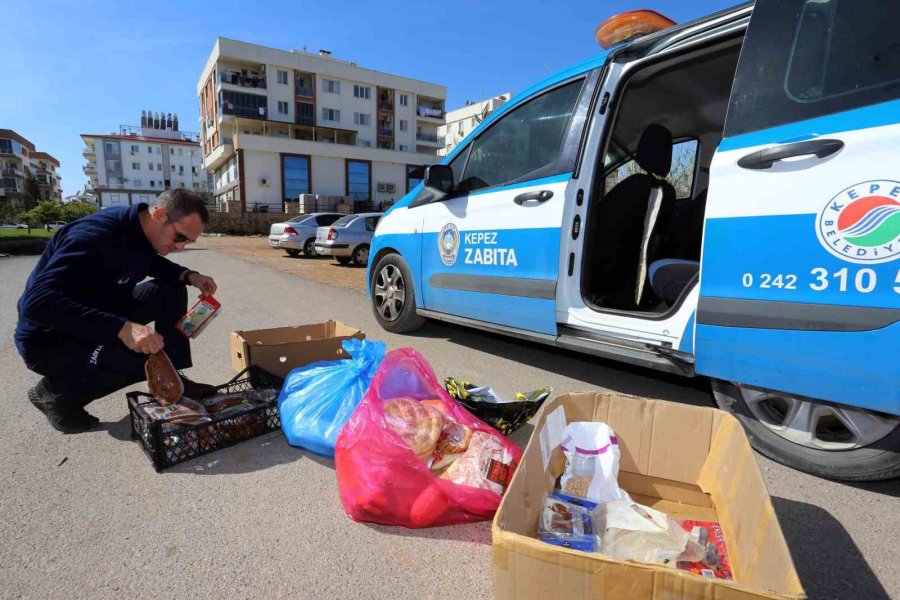 İkinci El Eşya Pazarında Tarihi Geçmiş Yiyecek Ve İçeceklere El Konuldu