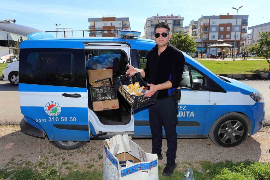 İkinci El Eşya Pazarında Tarihi Geçmiş Yiyecek Ve İçeceklere El Konuldu