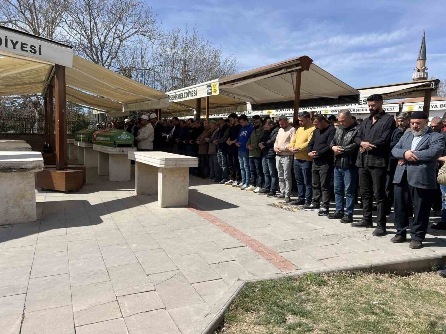 Konya’da Boşanma Aşamasındaki Kocası Tarafından Öldürülen Kadın Son Yolculuğuna Uğurlandı