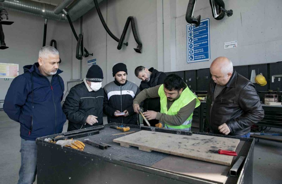 Mersinli Gençler Kariyer Kapısını Mercek İle Aralıyor