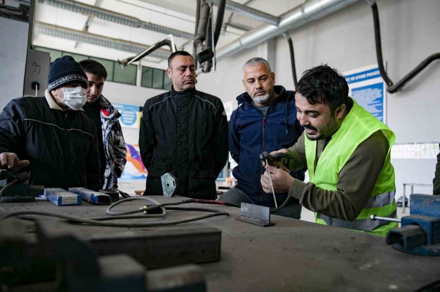 Mersinli Gençler Kariyer Kapısını Mercek İle Aralıyor