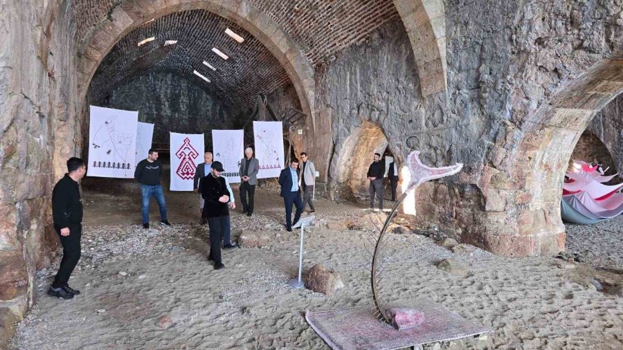 Alanya’da Tekstil Bienal’ı Göz Kamaştırıyor