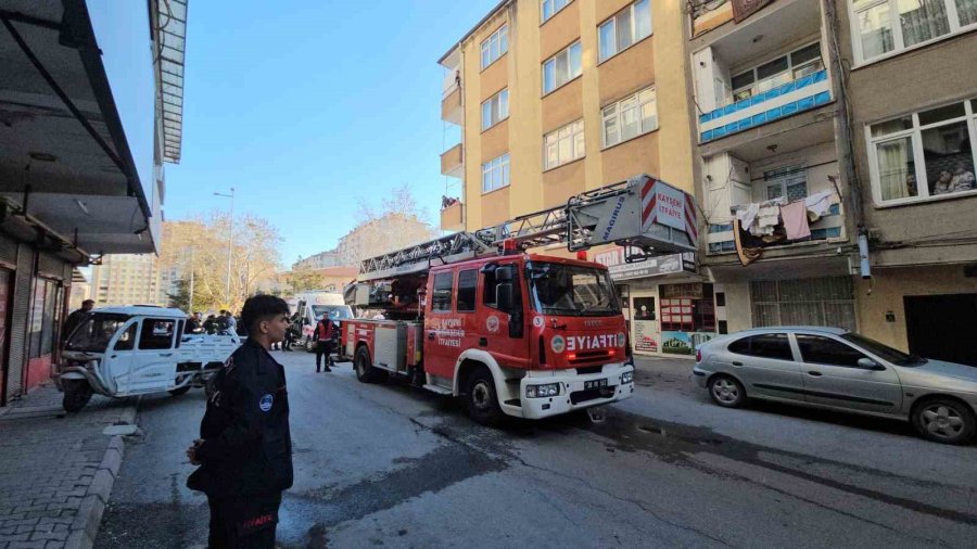 Evini Yakan Şahsı İtfaiye Kurtardı