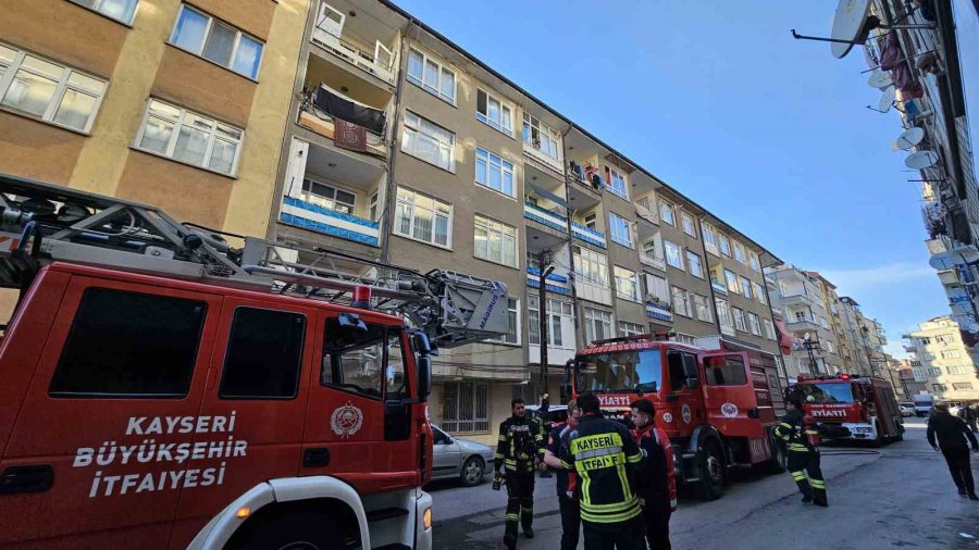 Evini Yakan Şahsı İtfaiye Kurtardı