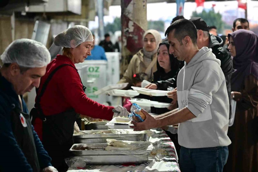 Ramazan Bereketi Kepez’in İftar Sofralarında Paylaşılıyor