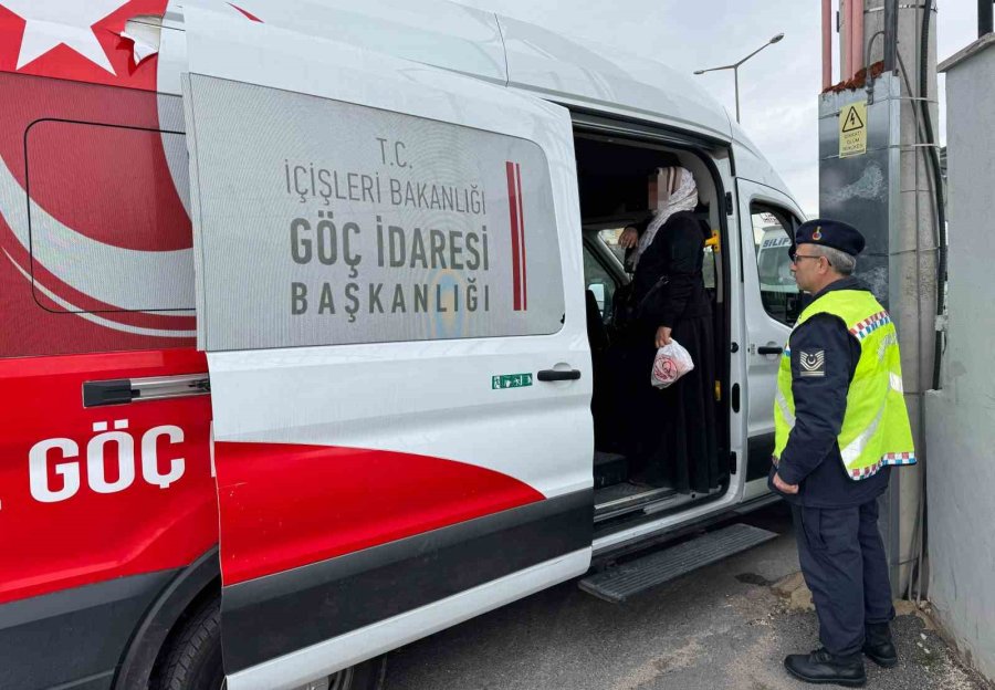 Mersin’de Huzur Uygulamasında 9 Düzensiz Göçmen Ve 3 Organizatör Yakalandı