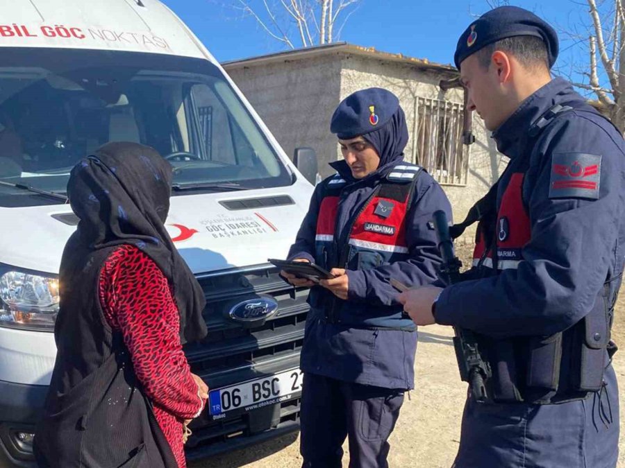 Mersin’de Huzur Uygulamasında 9 Düzensiz Göçmen Ve 3 Organizatör Yakalandı