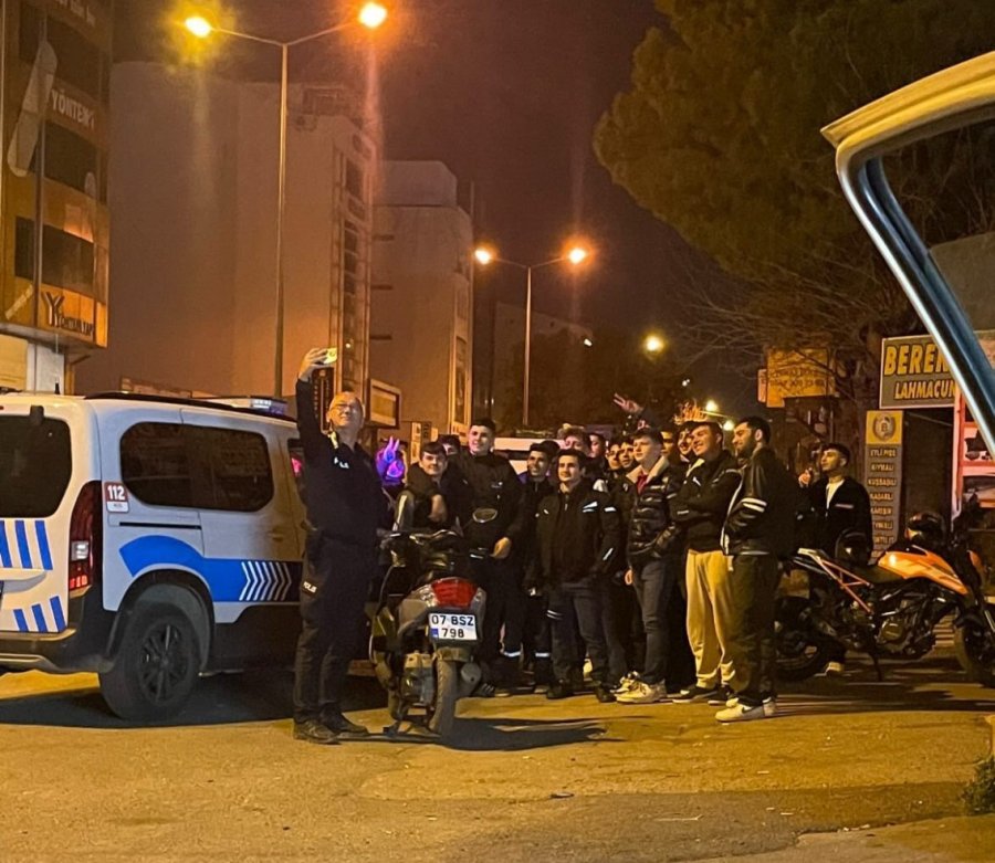 Polisten Gençlere Önce Uyarı Ve Bilgilendirme, Sonra Selfie