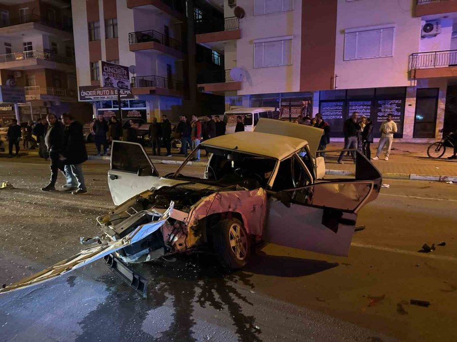 Fiat Tofaş Otomobil, Park Halindeki Araçlara Çarpıp Hurdaya Döndü: 1’i Ağır 2 Yaralı