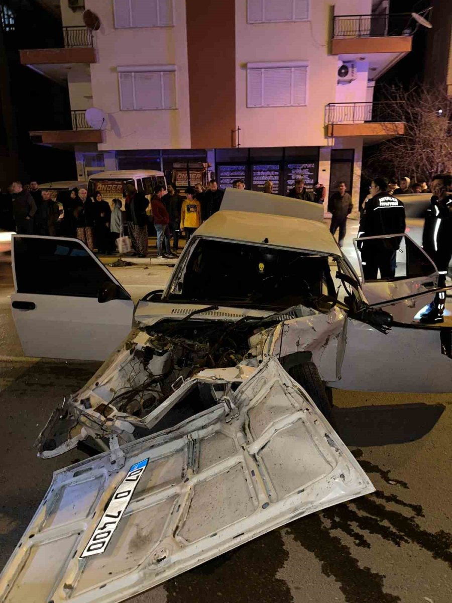 Fiat Tofaş Otomobil, Park Halindeki Araçlara Çarpıp Hurdaya Döndü: 1’i Ağır 2 Yaralı