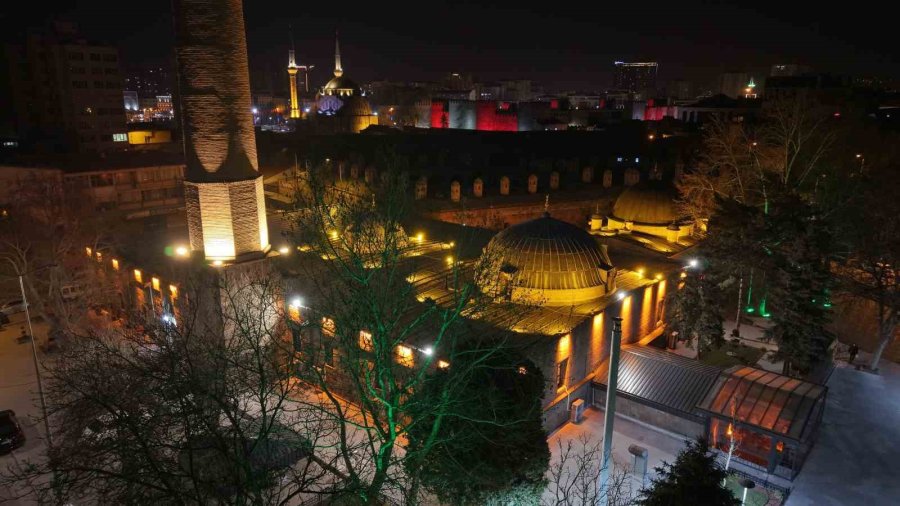 Kayseri Büyükşehir; Ramazan’da Camii Kebir’i Işıklandırdı